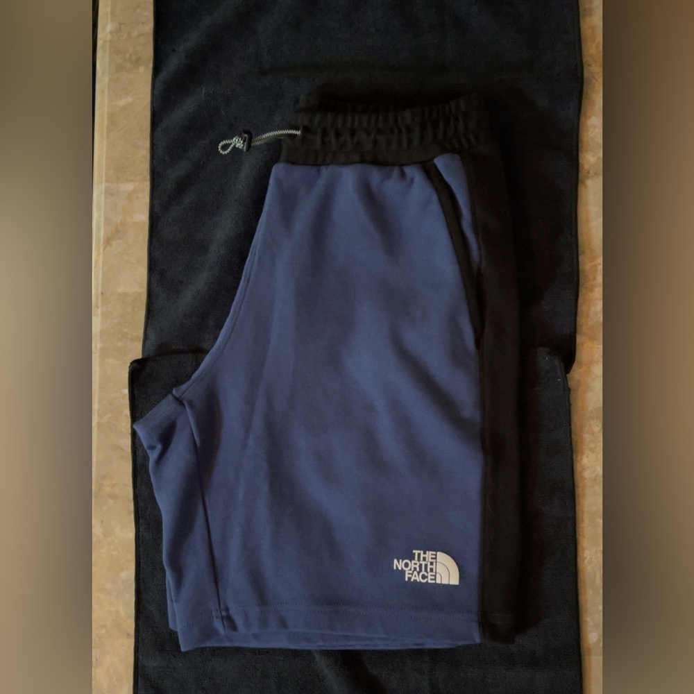brand new the north face shorts men’s small